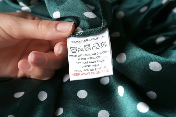 Conhecer os símbolos das etiquetas de roupa