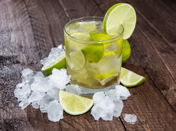 Receitas de drinks para animar as festas em Escadaria de Assuntos Caipirinha